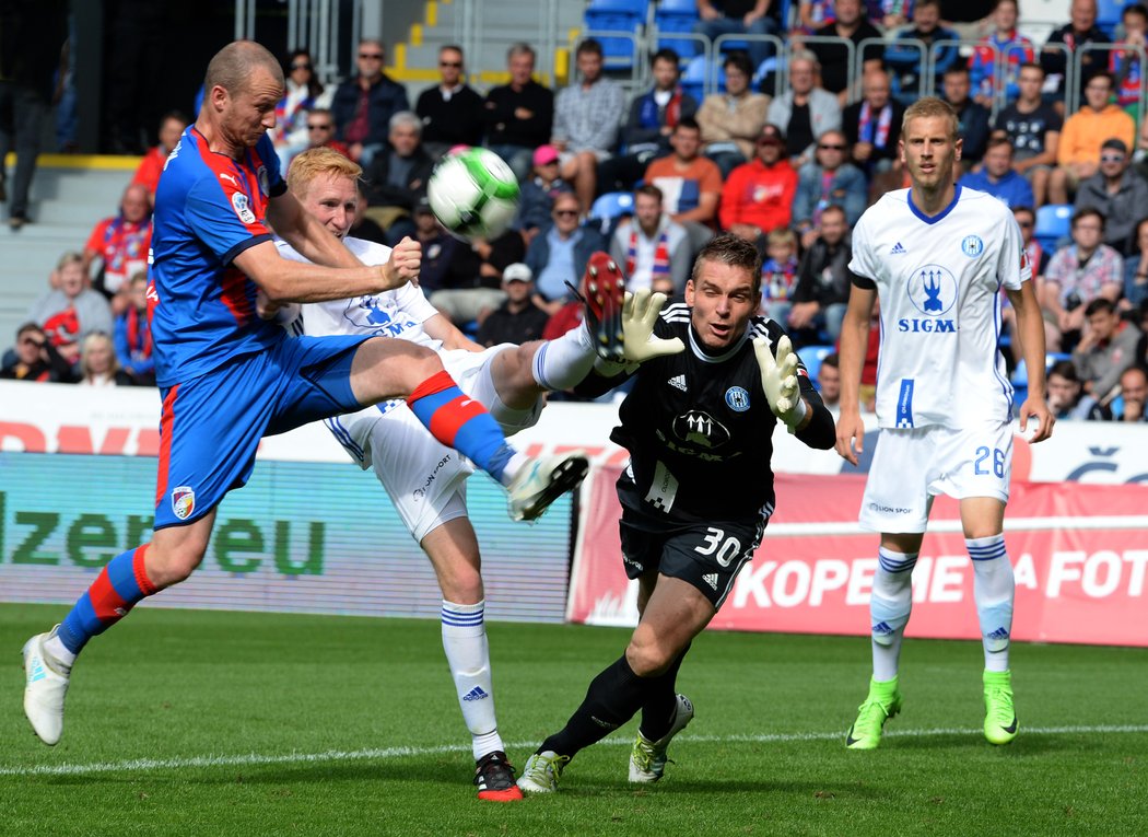 Plzeňský útočník Michael Krmenčík v šanci během duelu proti Olomouci