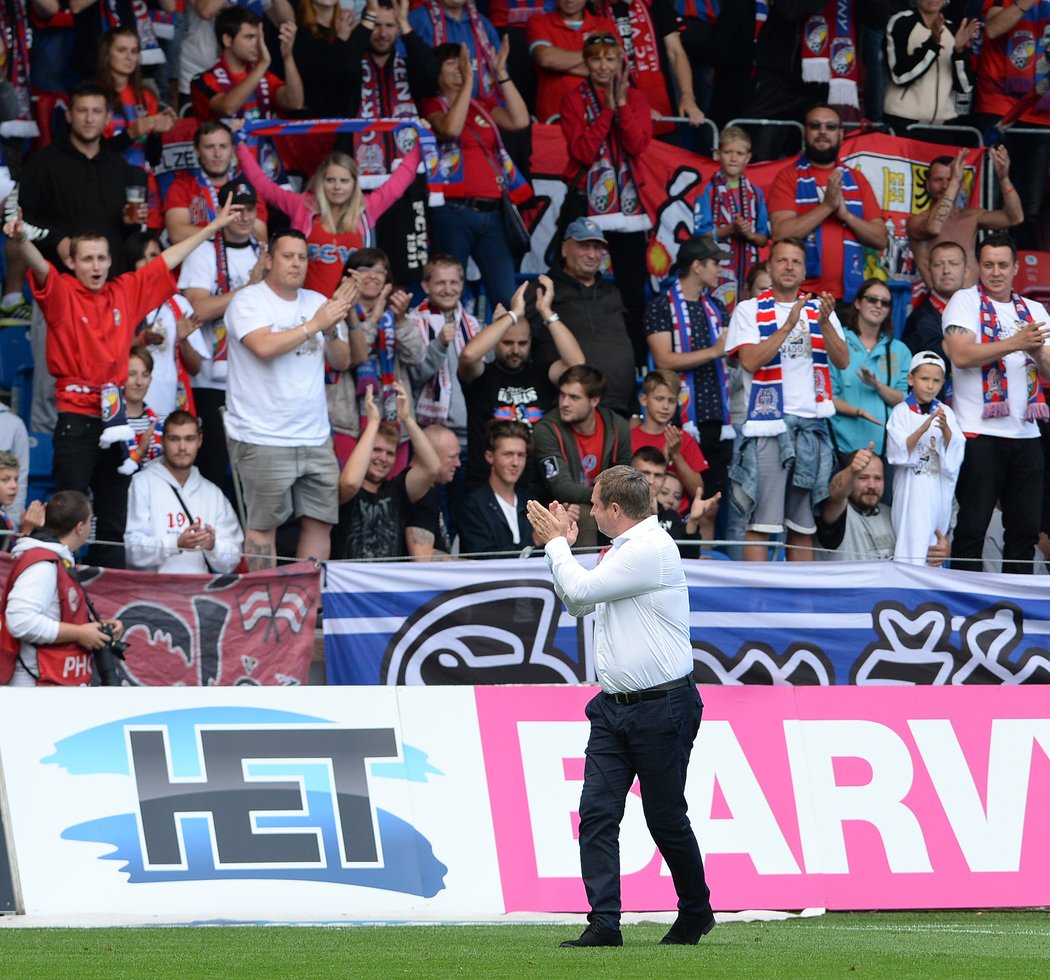 Plzeňský trenér Pavel Vrba děkuje fanouškům za podporu po výhře nad Sigmou Olomouc