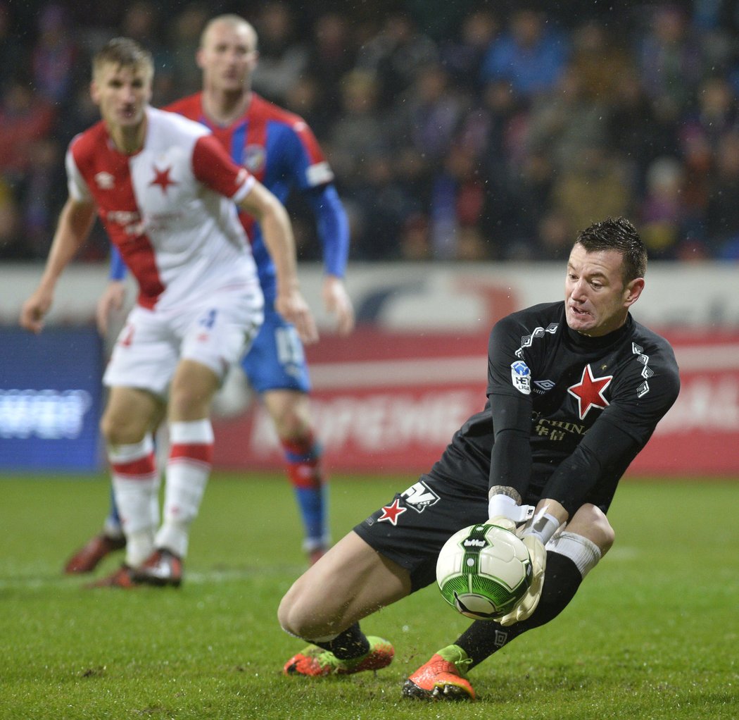 Brankář Slavie Jan Laštůvka nestačil v Plzni na jediný pokus Daniela Koláře, který ovšem zařídil vítězství domácích 1:0