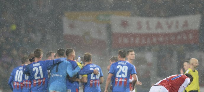 Plzeňská radost po výhře 1:0 nad Slavií, jejíž hráči po závěrečném hvizdu smutnili