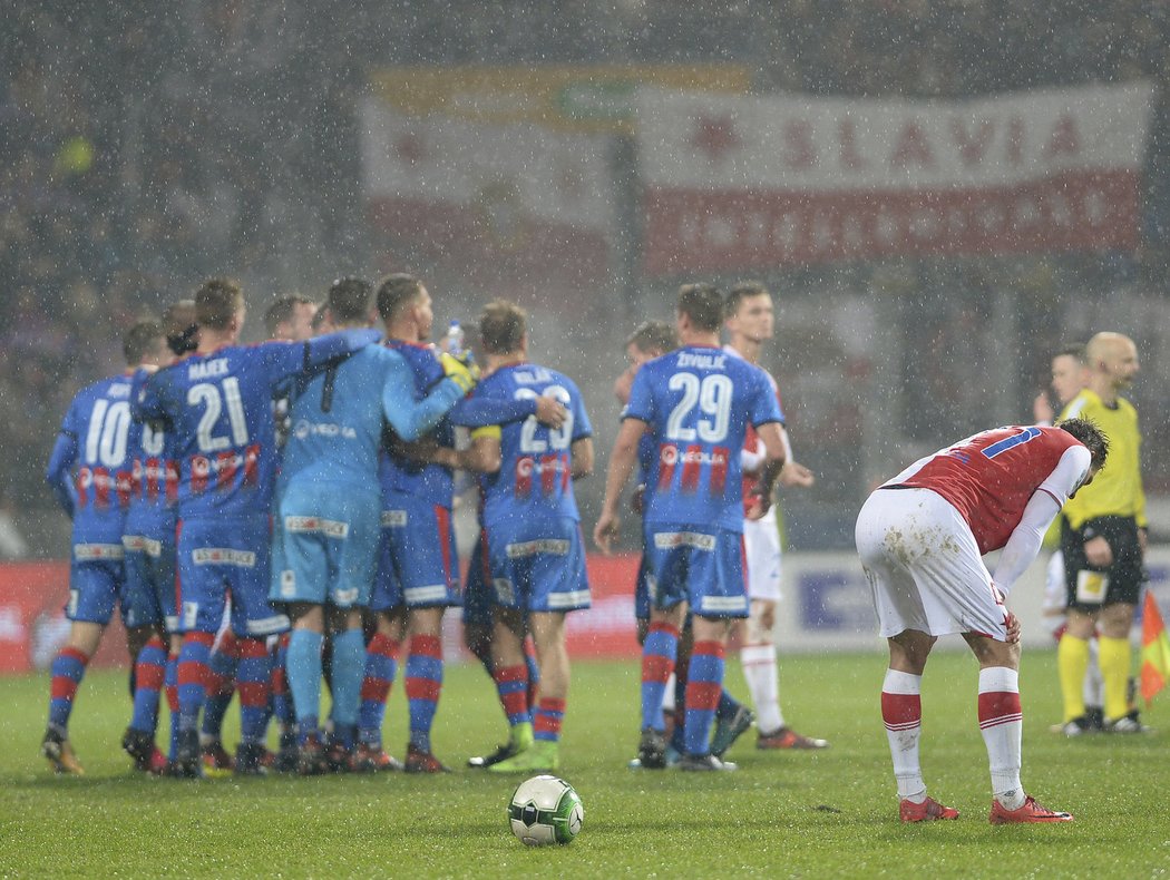 Plzeňská radost po výhře 1:0 nad Slavií, jejíž hráči po závěrečném hvizdu smutnili