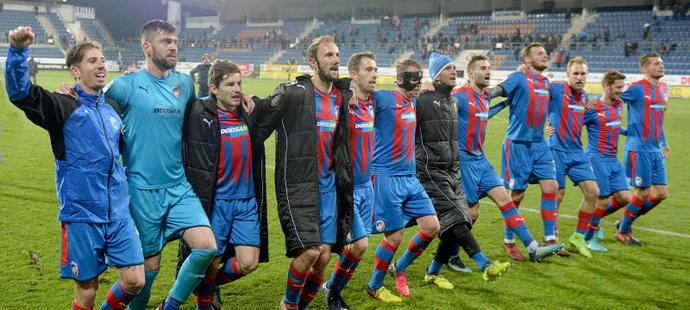 Fotbalisté Viktorie Plzeň slaví s fanoušky výhru na Slovácku