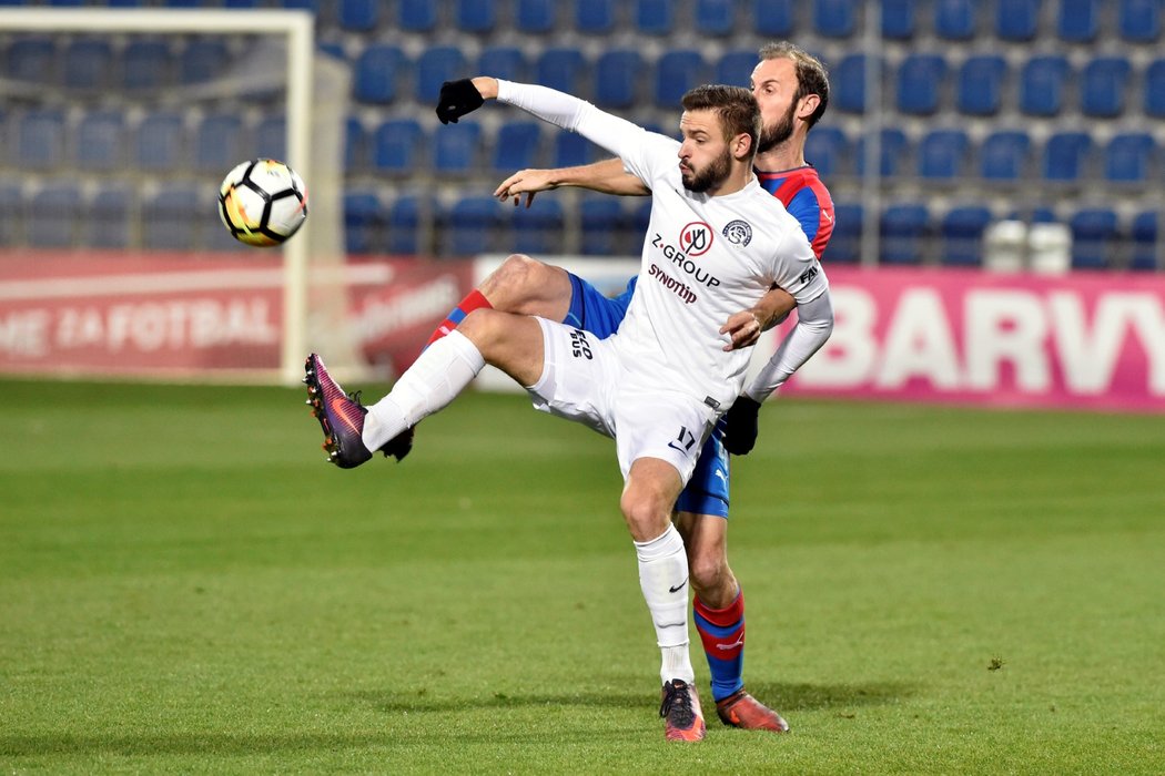 Plzeňský kapitán Roman Hubník v souboji s Tomášem Zajícem ze Slovácka