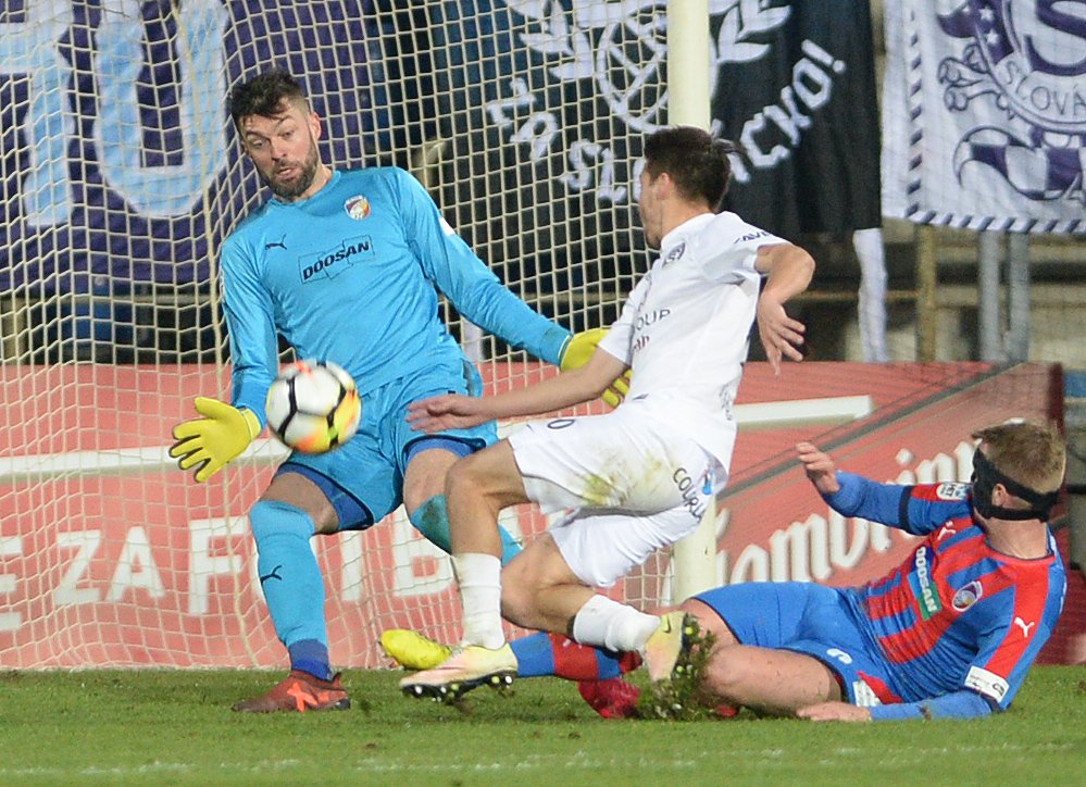 Plzeňský gólman Matúš Kozáčik ve spolupráci s obráncem Davidem Limberským zažehnávají nebezpečnou akci Slovácka