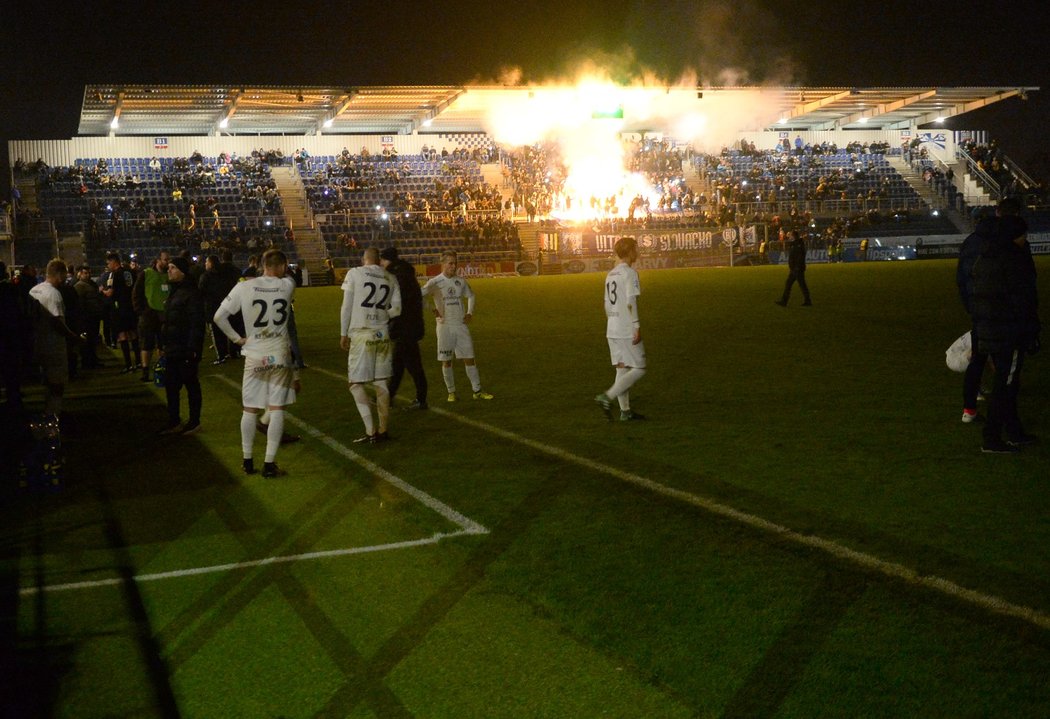 Kvůli výpadku proudu na stadionu Slovácka zhasla světla a zápas s Plzní musel být na několik minut přerušený