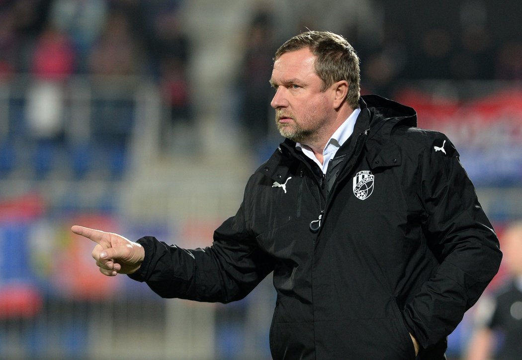 Plzeňský trenér Pavel Vrba udílí pokyny během utkání na Slovácku