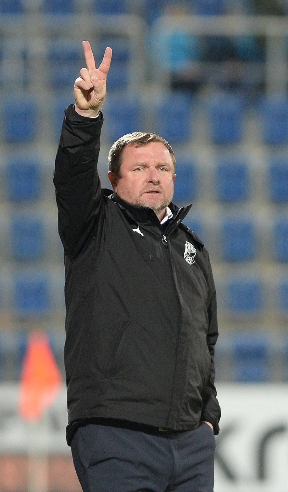 Plzeňský kouč Pavel Vrba zdraví fanoušky po výhře na Slovácku