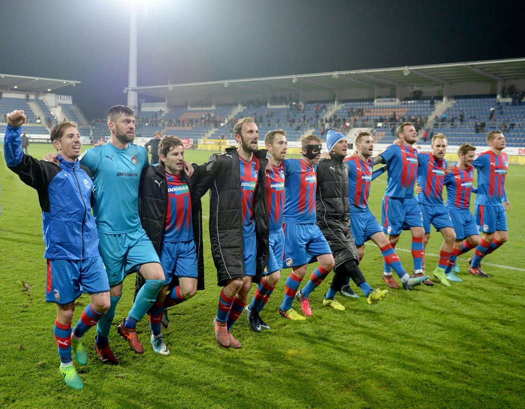 Fotbalisté Viktorie Plzeň slaví s fanoušky výhru na Slovácku