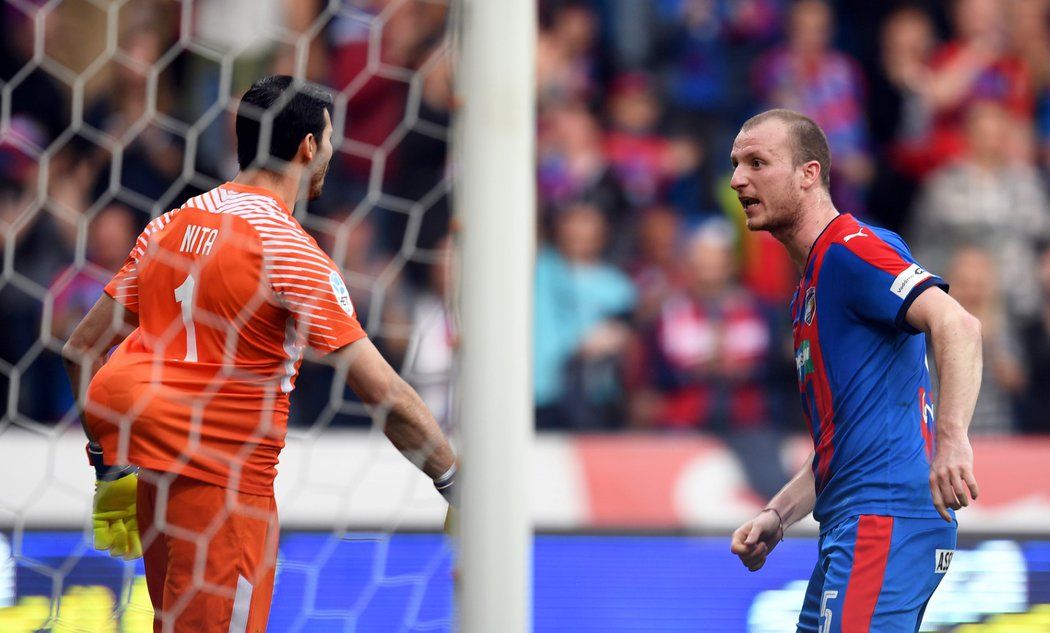 Plzeňský Michael Krmenčík se škorpil o balon se sparťanským brankářem Florinem Nitou