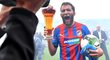 Oslava s pivním pohárem. Marek Bakoš se raduje po zisku titulu...