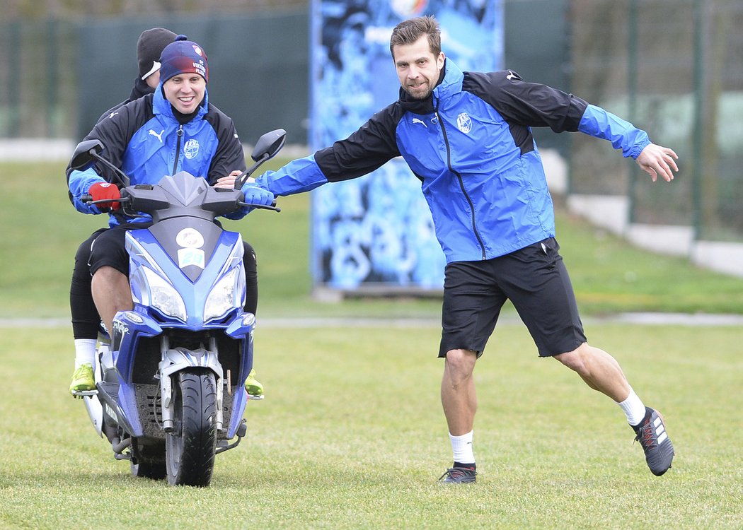 Andreas Ivanschitz se zdraví s Davidem Limberským, který na první trénink přijel na skůtru