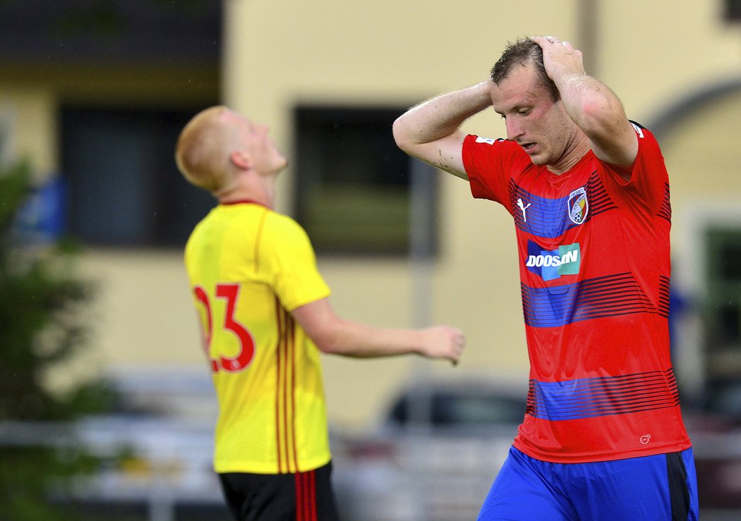 Michael Krmenčík se drží za hlavu po neproměněné šanci Plzně v zápase proti Watfordu
