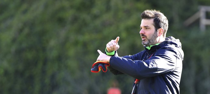 Andrea Stramaccioni diriguje své svěřence na tréninku v Marbelle