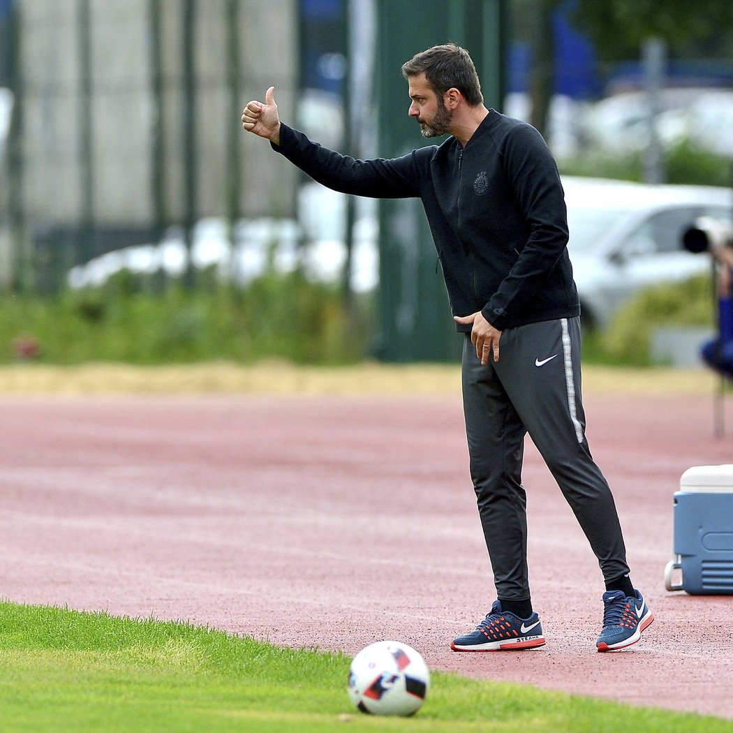 Andrea Stramaccioni uděluje sparťanům pokyny při zápase s Dynamem Kyjev