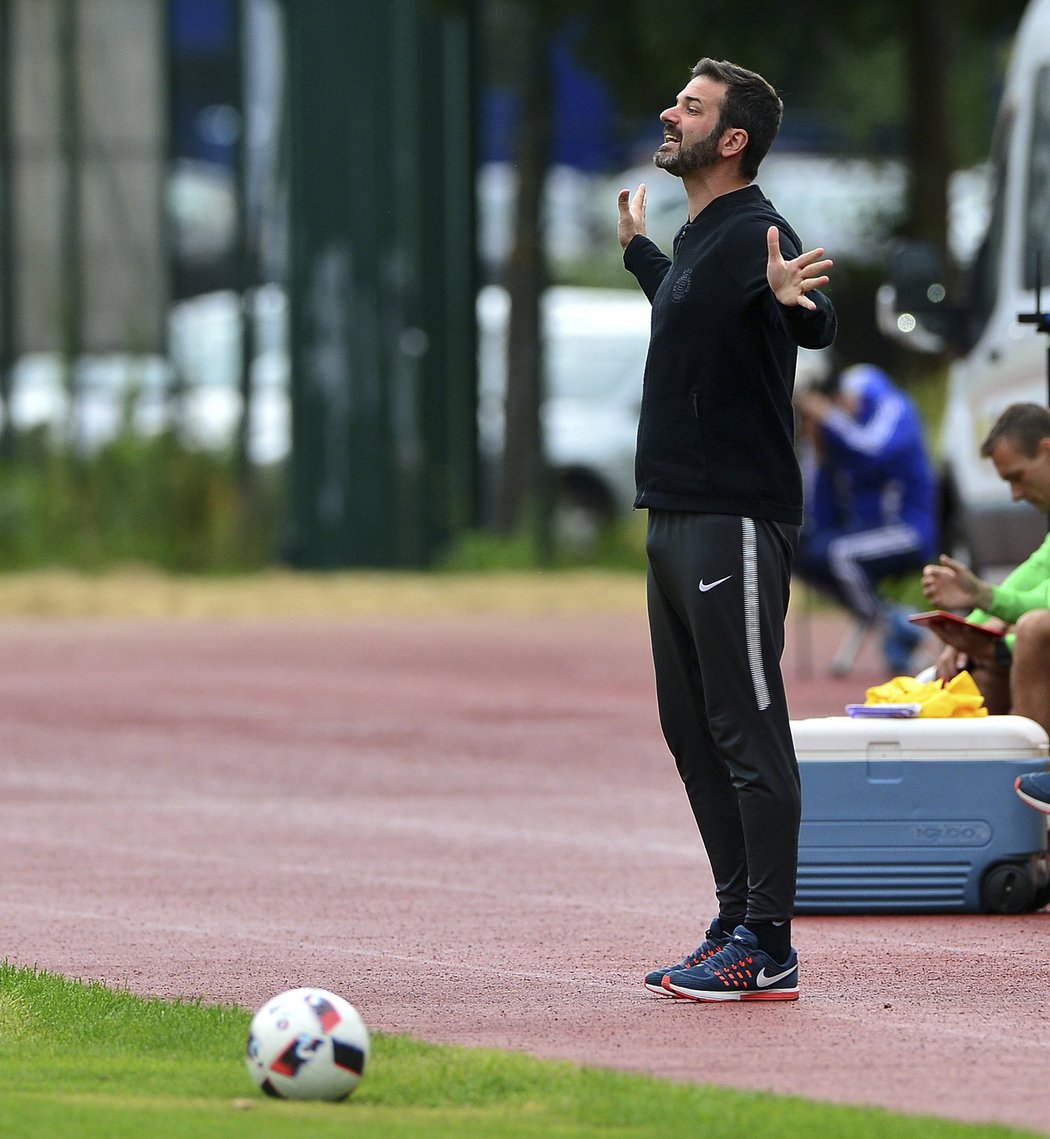 Andrea Stramaccioni uděluje sparťanům pokyny při zápase s Dynamem Kyjev