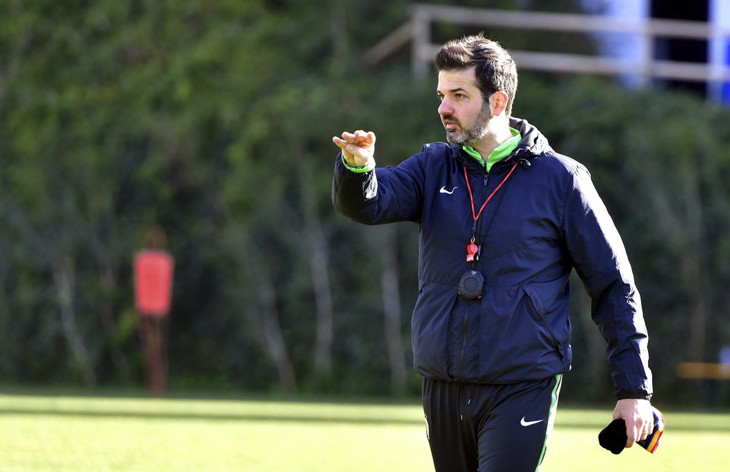 Bývalý trenér Sparty Andrea Stramaccioni diriguje své svěřence na tréninku v Marbelle