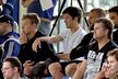 Tomáš Rosický po boku Davida Bičíka v hledišti zápasu Sparty s Dynamem Kyjev