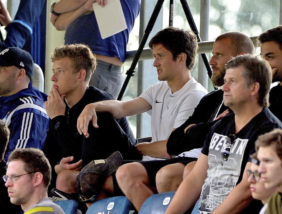 Tomáš Rosický po boku Davida Bičíka v hledišti zápasu Sparty s Dynamem Kyjev