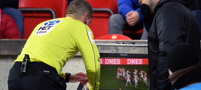 Rozhodčí Zbyněk Proske přezkoumává první gól Slavie u videa