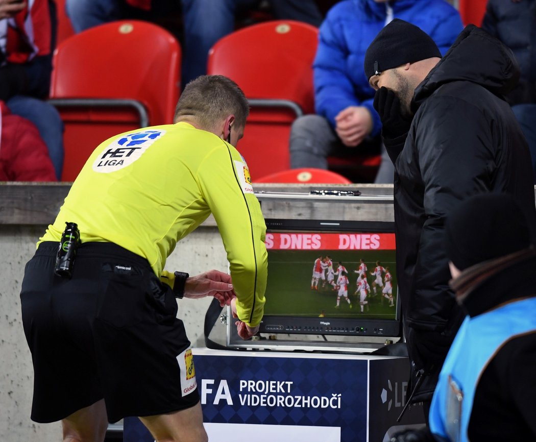 Rozhodčí Zbyněk Proske přezkoumává první gól Slavie u videa