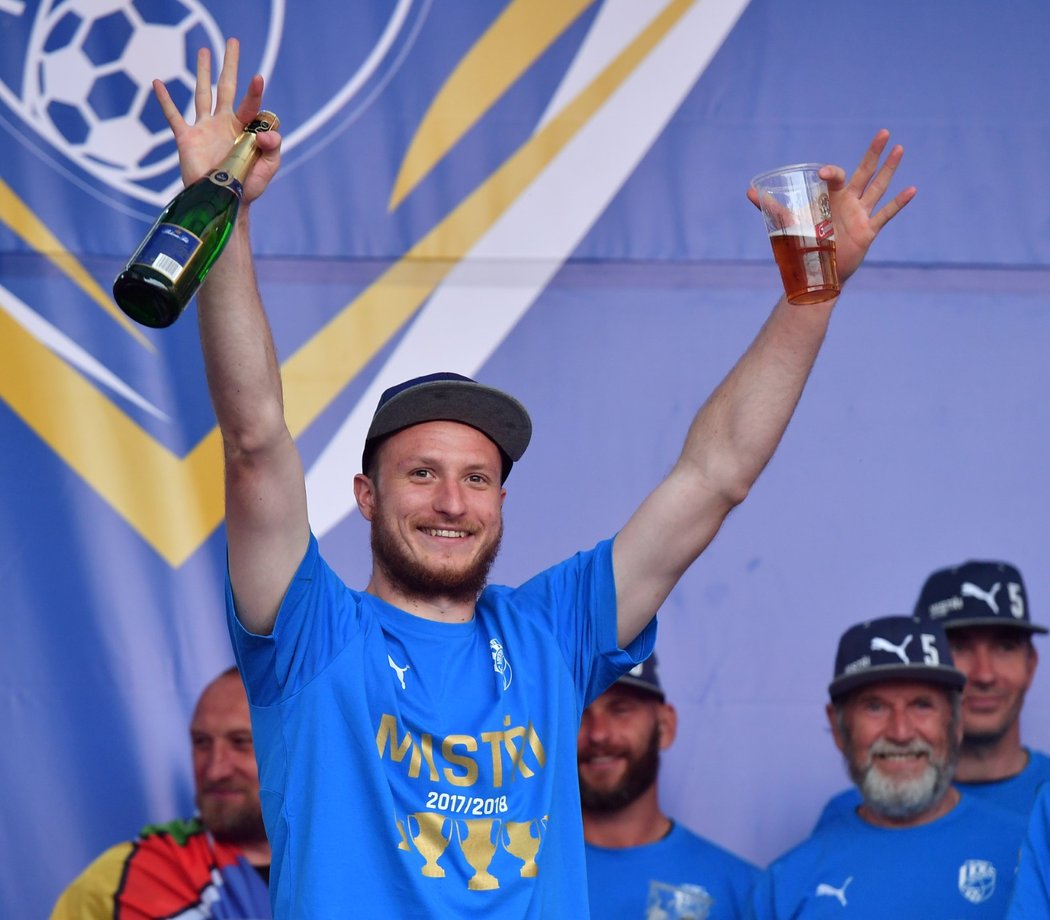 Michael Krmenčík slaví plzeňské fanoušky při oslavě titulu na náměstí