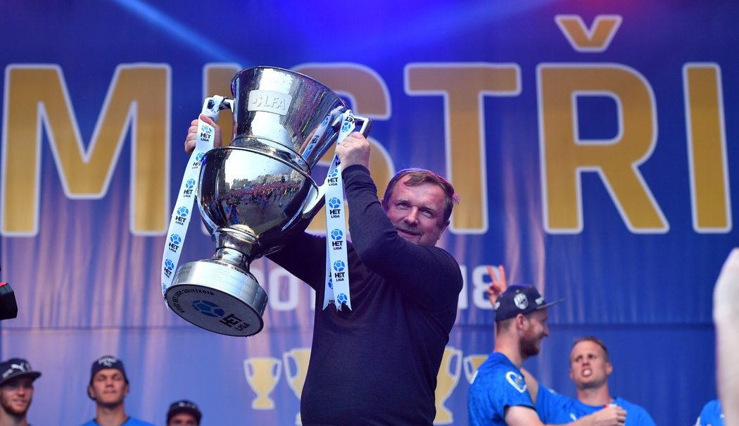 Kouč mistrů ligy Pavel Vrba si užívá triumf na plzeňském náměstí