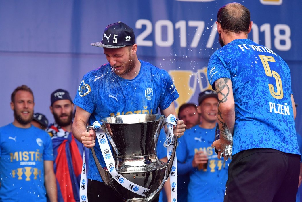 Roman Hubník a Michael Krmenčík se chlubí pohárem pro mistry ligy na plzeňském náměstí
