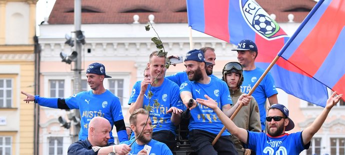 Triumfální jízda na obrněném transportéru dovezla plzeňské fotbalisty na náměstí, kde probíhaly veřejné oslavy titulu