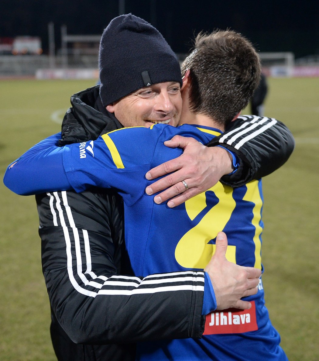 Trenér Martin Svědík objímá německého obránce Tilla Schumachera