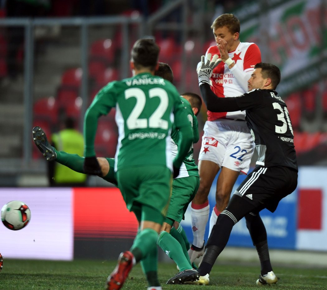 Moment, kvůli kterému neplatil gól Slavie. Tomáš Souček stál při střele Milana Škody v ofsajdu