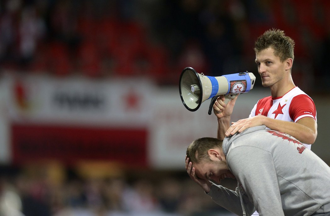 Tomáš Necid vedl po zápase tradiční děkovačku s fanoušky Slavie