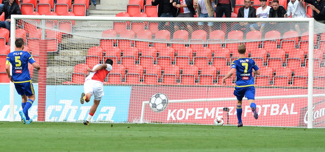 Danny pohodlně zvyšuje do prázdné branky na 2:0