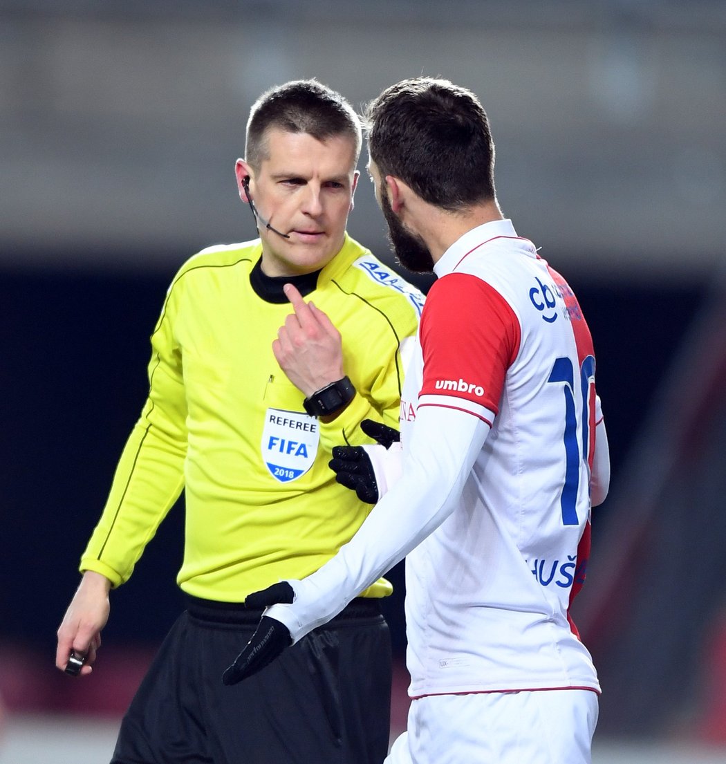 Záložník Slavie Josef Hušbauerem hovoří s rozhodčím Proskem o neuznané brance