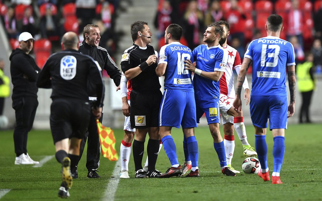 Miloš Bosančič při rozmluvě s rozhodčím