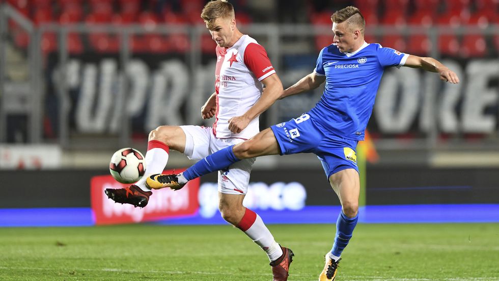 Jakub Jugas a Martin Graiciar v souboji při zápase Slavie s Libercem