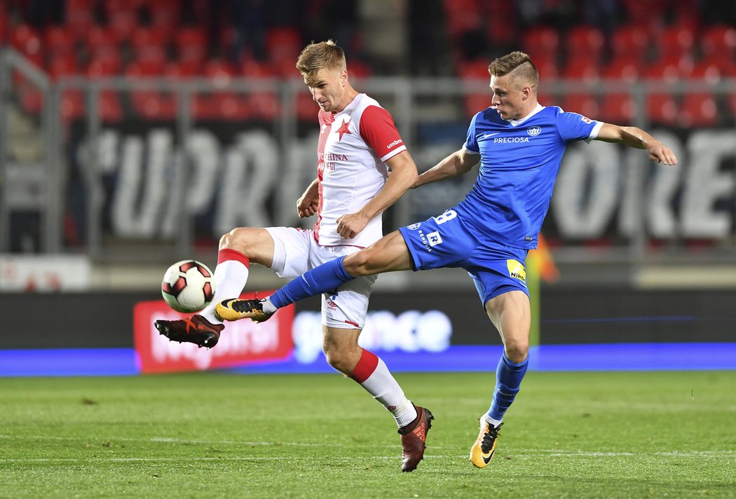 Jakub Jugas a Martin Graiciar v souboji při zápase Slavie s Libercem