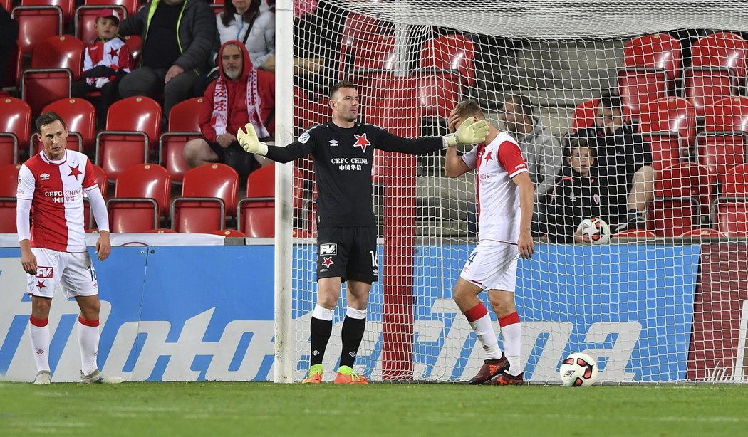 Jan Laštůvka rozhazuje rukama po inkasovaném gól z hlavy Romana Potočného