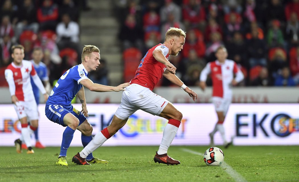 Petr Ševčík a Mick van Buren v souboji při zápasu Slavia - Liberec