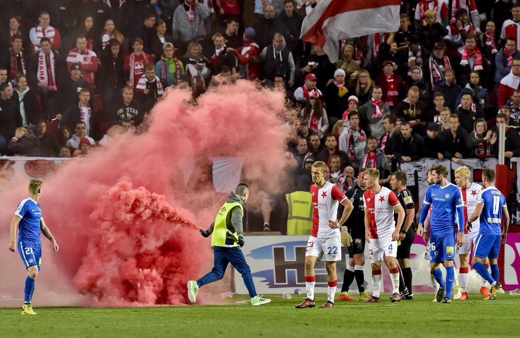 Miloš Bosančič se trefil z penalty a slavil před tribunou Sever, k nohám mu za to přiletěla dýmovnice