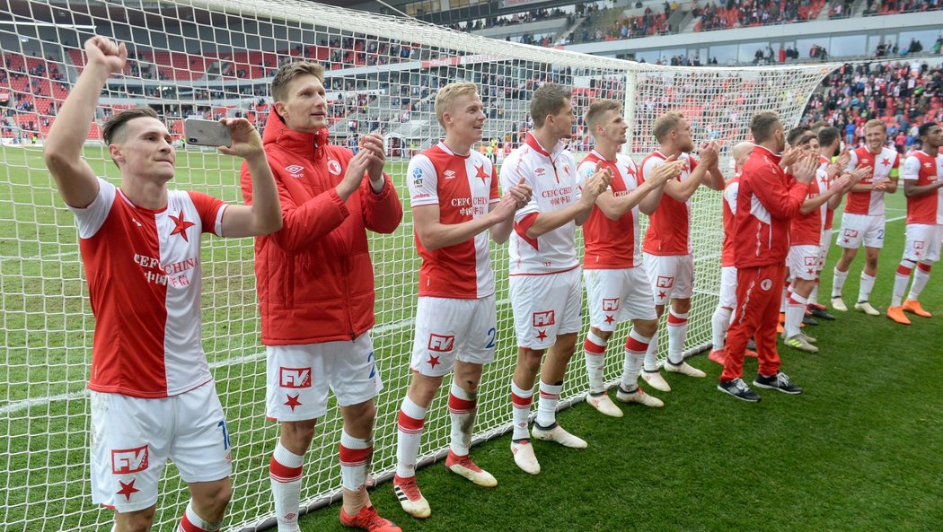 Fotbalisté Slavie se radují z triumfu nad Olomoucí, Jan Bořil (vlevo) natáčí děkovačku na telefon