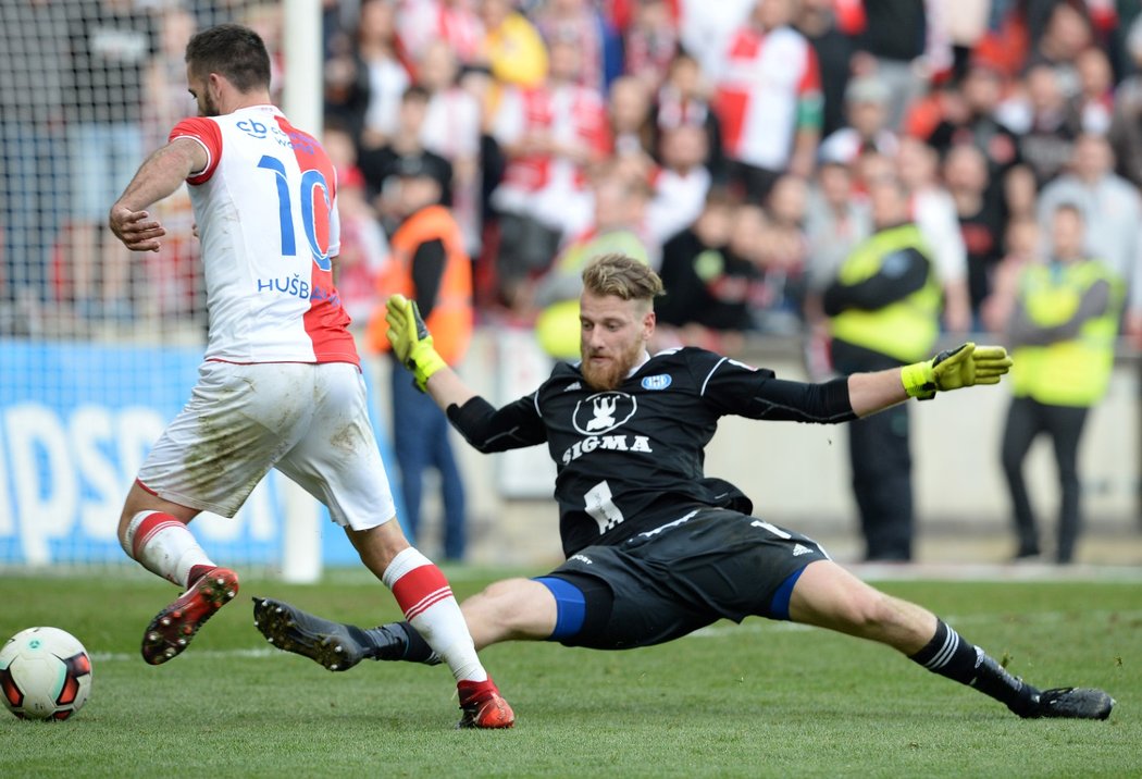 Josef Hušbauer obchází brankáře Olomouce Michala Reichla