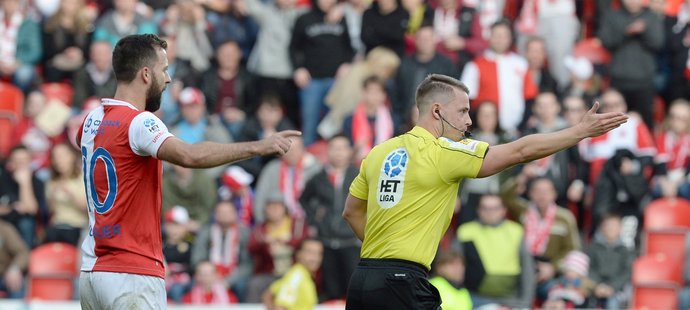 Rozhodčí Pavel Orel právě uznal třetí gól Slavie proti Olomouci po poradě s videem