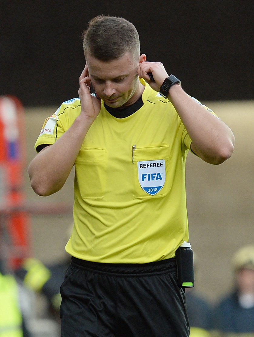 Sudí Pavel Orel poslouchá přítele na telefonu - o třetím gólu Slavie se radil s videorozhodčím