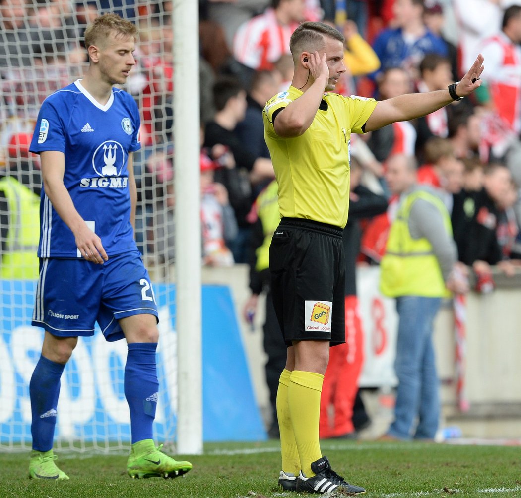 Rozhodčí Pavel Orel odkládá oslavy slávistického gólu proti Olomouci