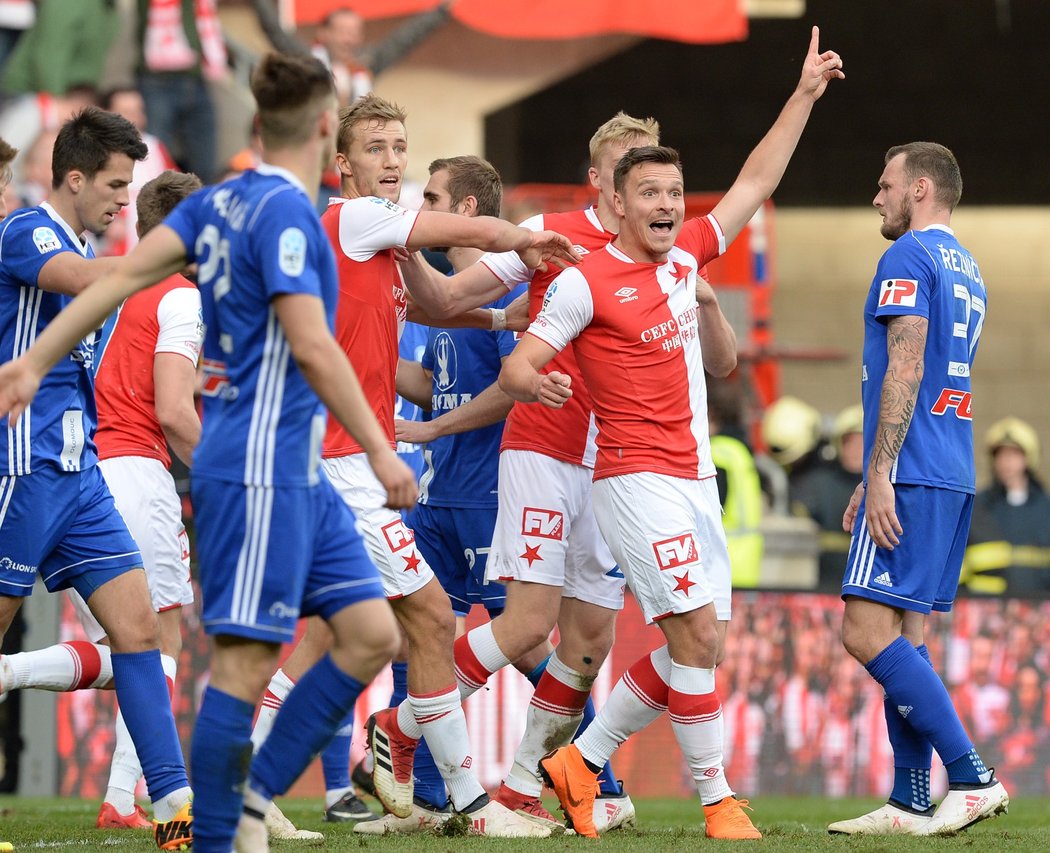 Slávisté a Stanislav Tecl se radují z gólu, který ale musel potvrdit videorozhodčí