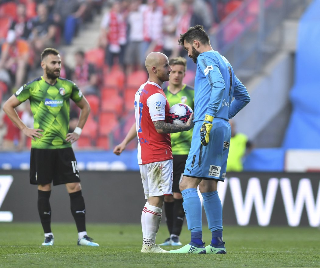 Miroslav Stoch a Matúš Kozáčik diskutují před pokutovým kopem