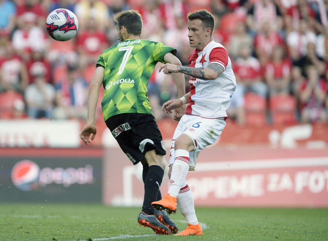 Jan Sýkora ze Slavie odehrál proti Plzni skvělé utkání. Na fotografii s Tomášem Hořavou