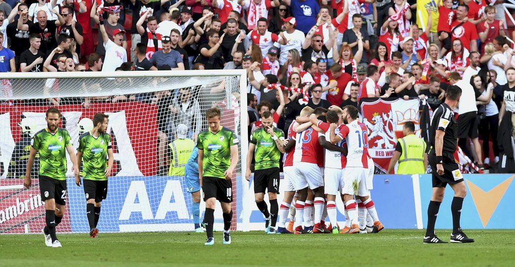 Fotbalisté Slavie se radují z gólu do sítě Plzně, které v Edenu nedovolili získat mistrovský titul