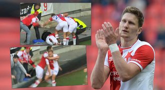 Škoda se zranil při oslavě, fanoušci na něj po gólu Slavie shodili reklamu