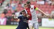 Kapitán Slavie Jaromír Zmrhal v souboji s Janem Juroškou